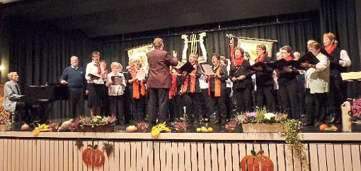 Zum Schlusslied beim Herbstfest der Chorgemeinschaft Bitz/Hausen stehen alle Chöre gemeinsam auf der Bühne. Foto: Dietsche Foto: Schwarzwälder-Bote