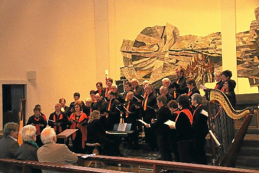 Auch unter der Leitung von Irina Hilser bietet die Chorgemeinschaft Nußbach wieder wundervolles geistliches Liedgut – passend zur Umgebung in der Stadtkirche St. Clemens in Triberg. Foto: Schwarzwälder-Bote