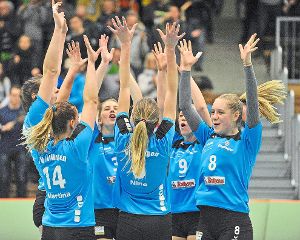 Die Hände zum Himmel: Die Spielerinnen des TV Villingen feiern den 3:1-Sieg gegen den SV Sinsheim.  Foto: Sigwart