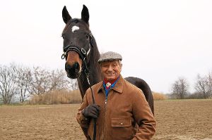 Monty Roberts denkt noch lange nicht an Ruhestand: Er geht vertrauensvoll mit Pferden um.  Foto: Monty Roberts Tournee