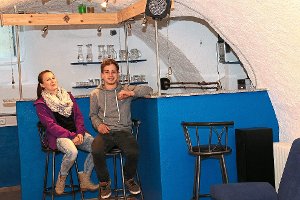 Leah Dold und Johannes Bausch sind stolz auf den neu gestalteten Jugendkeller. Foto: Katholische Jugend Foto: Schwarzwälder-Bote