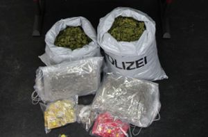 Die beschlagnahmten Drogen und Gegenstände. Foto: Polizeipräsidium Konstanz