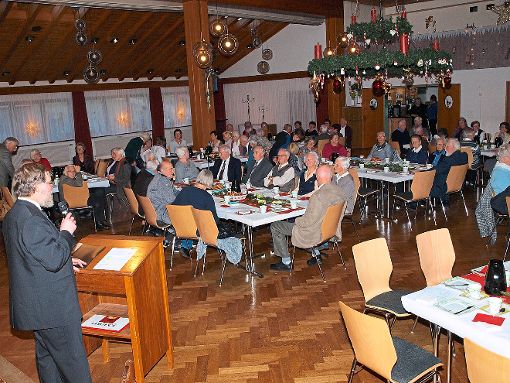 Rund 60 Senioren begrüßte Pfarrer Martin Kohnle beim adventlichen Nachmittag in der Festhalle in Enzklösterle.  Foto: Ziegelbauer Foto: Schwarzwälder-Bote
