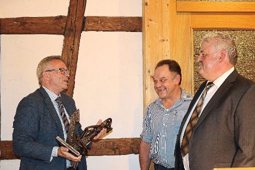 Bürgermeister Jürgen Guse erhielt an der Bürgerversammlung in Waldhausen einen Anker für seinen Ruhestand von Thomas Scherzinger und Ortsvorsteher Horst Kritzer überreicht. Foto: Schwarzwälder-Bote