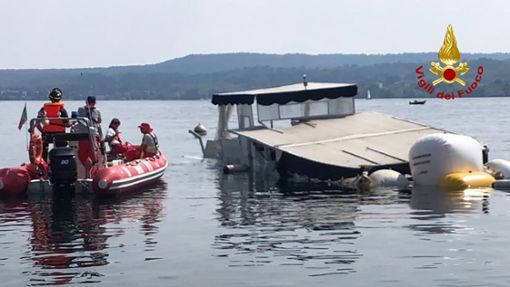 Einsatzkräfte der Feuerwehr holen am 30. Mai 2023 das gesunkene Boot auf dem Lago Maggiore mit Ballons an die Oberfläche. Foto: -/Vigili del Fuoco/dpa