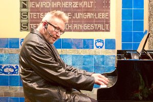 Radio-Ikone Matthias Holtmann bei seinem Auftritt im Forum König-Karls-Bad am Piano. Foto: Bechtle Foto: Schwarzwälder-Bote