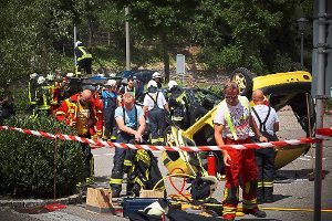 Die Feuerwehren retten bei einer Schauübung Personen aus einem Unfallwagen.  Foto: Seeburger. Foto: Schwarzwälder-Bote
