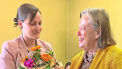 Bürgermeisterin Annik Grassi gratuliert Erika Burkhardt. Foto: Helfende Bürger