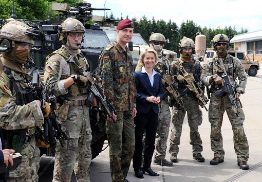 Verteidigungsministerin Ursula von der Leyen informiert sich über den Stand der Dinge beim KSK in Calw. Foto: Fritsch