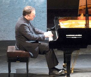 Hochkonzentriert und dennoch gelassen   bot Eugène Mursky mit dem achten Chopin-Zyklus  ein außergewöhnliches Klavierkonzert. Foto: Bechtle Foto: Schwarzwälder-Bote