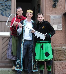 Jeglicher Widerstand war zwecklos: Thomas Schneider (Mitte) übergibt den Rathausschlüssel an die beiden Zunftmeister.  Foto: Kluckert