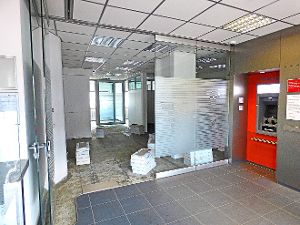 Derzeit nur mit Geldautomaten und Kontoauszugsdruckern bestückt ist die ehemalige Bankfiliale.   Foto: Vaas Foto: Schwarzwälder-Bote