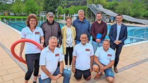 Die Verwaltung, der Bauhof und das neue Familienbadteam freuen sich auf die neue Saison im Seelbacher Bad. Foto: Köhler