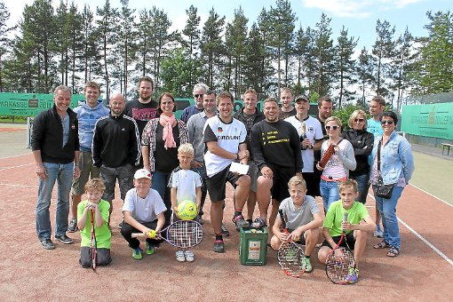 Die Sieger des  Jedermann-Tennisturniers in Grosselfingen wurden mit Pokalen ausgezeichnet.  Foto: Wolf Foto: Schwarzwälder-Bote
