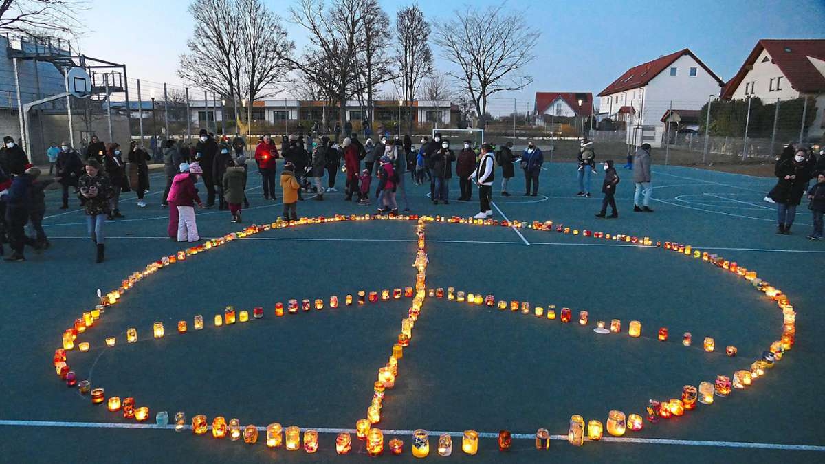 Zeichen für den Frieden: Jettinger Schulen und Kirchen gestalten Kerzennacht