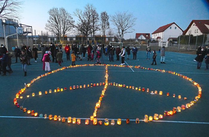 Zeichen für den Frieden: Jettinger Schulen und Kirchen gestalten Kerzennacht