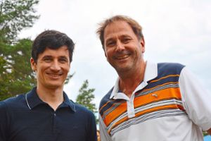 Martin Schmitt (links) und Organisator Harry Bodmer spielen regelmäßig beim Charity-Golfturnier der Monday Knights of Kingsfield mit.   Foto: Hugger Foto: Schwarzwälder-Bote