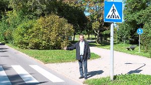 Karl Müller zeigt, wie es geht: Wenn sich Fahrzeuge dem Zebrastreifen nähern, sollte man den Arm ausstrecken. Foto: Werthenbach