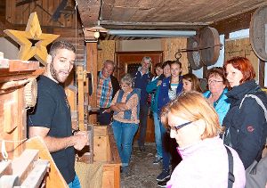Tobias Eberhard (links) erklärt den Interessierten, wie die Mühle funktioniert. Fotos: Herzog Foto: Schwarzwälder-Bote