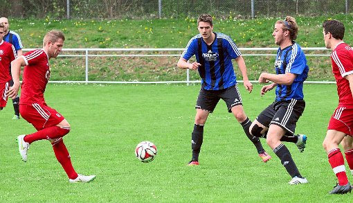 Steffen Erbe und Daniel Horne (blaue Trikots) konnten einige gute Chancen nicht verwerten, so dass sich der BSV  mit einem 1:1 gegen den FC Rottenburg zufrieden geben musste. Foto: Schleeh Foto: Schwarzwälder-Bote