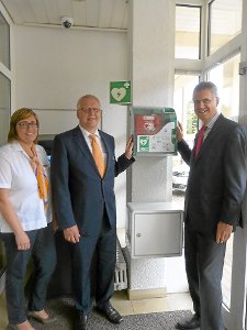 Über die Anbringung des neuen Defibrillators freuen  sich Silke  Thies, Filialdirektor Michael Mücke und Bürgermeister Jens Häußler   (von   links). Foto: Gemeinde Foto: Schwarzwälder-Bote