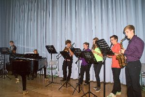 Mit großem Eifer musizierten die Gymnasiasten  gestern zum Abschluss ihrer Projektwoche mit den Profimusikern. Foto: Raphtel-Kieser Foto: Schwarzwälder-Bote