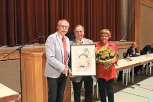 Wolfgang Merkel (links) ernennt Eberhard Schmid zum Ehrenpräsidenten. Ehefrau Doris erhält Blumen als Dank. Foto: Schwarzwälder Bote