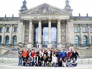 Ein Foto vor dem Reichstagsgebäude gehört auch für die Lammerberg-Realschüler zum Pflichtprogramm des Berlin-Besuchs. Foto: Oswald Foto: Schwarzwälder-Bote