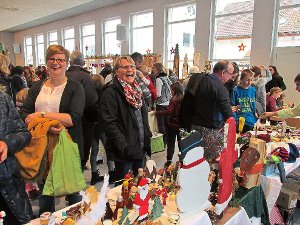 Die  Marktbesucher hatten ihre Freude an dem großen Angebot beim Melchinger Weihnachtsmarkt. Foto: Barth Foto: Schwarzwälder-Bote