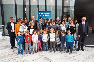 Vier regionale Kindergärten haben in der Volksbank eG Schwarzwald Baar Hegau die Auszeichnung als Haus der kleinen Forscher erhalten. Foto: Krämer Foto: Schwarzwälder-Bote