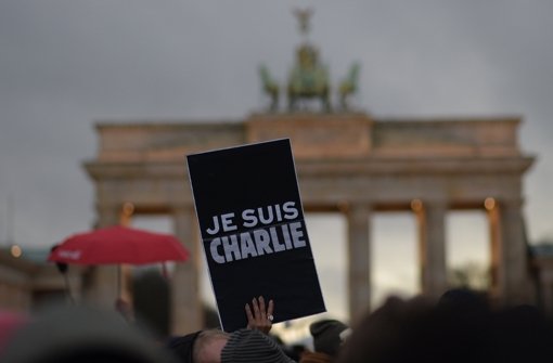 In Berlin haben 18.000 Menschen der Opfer von Paris gedacht. Foto: dpa