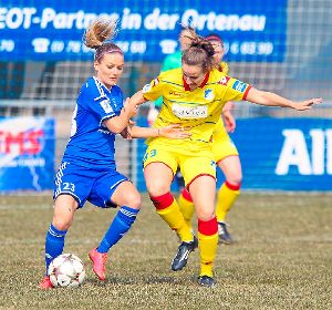Kampf um den Ball: Isabelle Meyer (links) vom SC Sand packt bei Gegenspielerin Fabienne Dongus zu. Foto: Heck