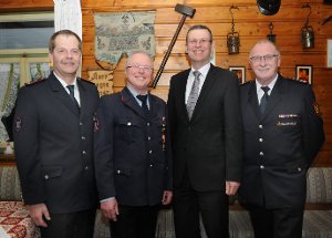Kommandant Konrad Fischer (von links) mit Ehrenmitglied Hubert Maier und Bürgermeister Thomas Schenk   Foto: Ziechaus Foto: Schwarzwälder-Bote