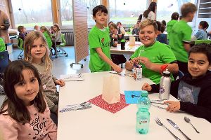 Die Mentoren in den grünen T-Shirts geben den anderen Kindern Hilfestellung während der Mittagsbetreuung und decken den Tisch. Foto: Brenner Foto: Schwarzwälder-Bote