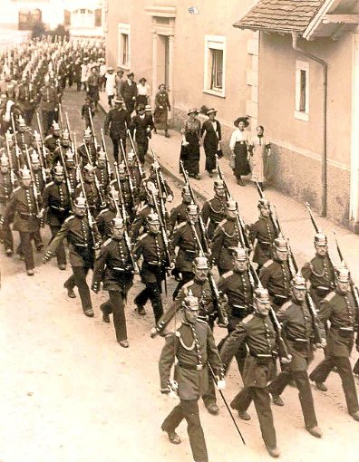 Nach einem Marsch am 4. Oktober durch Donaueschingen bezogen die Soldaten 1913 die Baracken. Foto: Schwarzwälder-Bote