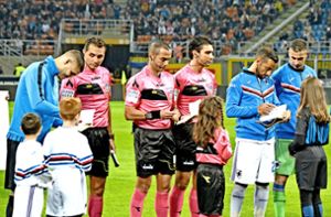 Fußballspieler – hier von Sampdoria Genua – signieren „das Tagebuch der Anne Frank“ für die Einlaufkinder. Foto: AFP