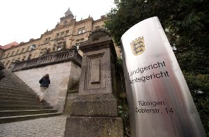 Vor dem Landgericht Tübingen muss sich derzeit ein Mann aus Rottenburg verantworten, der seine Ehefrau getötet hat. Foto: dpa