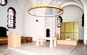 Die quadratische Altarinsel ist der Mittelpunkt der Bisinger Nikolauskirche.  Fotos: Wahl Foto: Schwarzwälder-Bote
