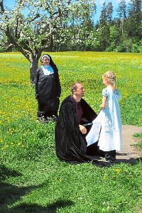 Das Burgfräulein wird bei einer Nonne vom Vater Rudolfus de Haldewang gefunden.  Foto: Kalmbach Foto: Schwarzwälder-Bote