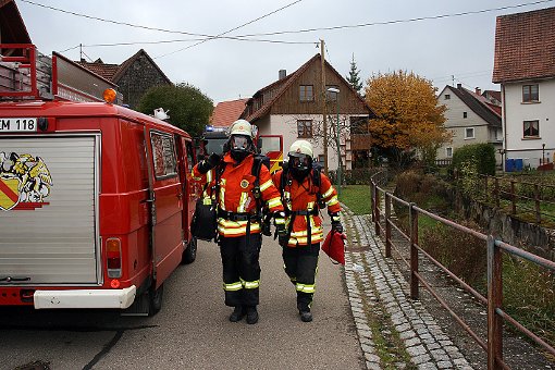 Nachdem der Brand in Riedöschingen gelöscht ist, durchsuchen Atemschutzträger das Gebäude nach Personen ab.  Foto: Lutz