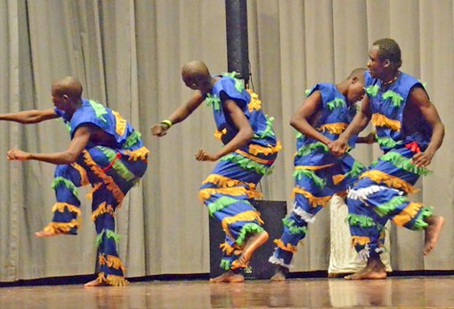 Bei den Tänzern  aus Mali, die in Königsfeld gastieren, handelt es sich um ehemalige Straßenkinder. Foto: Siebörger Foto: Schwarzwälder-Bote