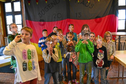 14 Kinder bastelten beim Ferienprogramm Papierraketen und ließen diese im Jugendhaus aufsteigen. Foto: Huber Foto: Schwarzwälder-Bote