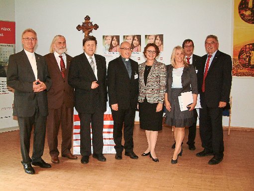 Auch die Bundes-Staatssekretärin Annette Widmann-Mauz (vierte von rechts) unterstützt die Aktion.  Foto: Beyer Foto: Schwarzwälder-Bote