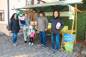 Der Bergfelder Apfelsaft ist ein Verkaufsschlager. Saftverkäufer Bernhard Forstner (Mitte) freut sich.  Foto: Stocker Foto: Schwarzwälder-Bote