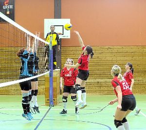Die Volleyballerinnen des TSV Calw landeten am letzten Spieltag der Bezirksliga einen am Ende unbedeutenden Sieg.  Foto: Fritsch Foto: Schwarzwälder-Bote