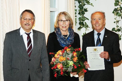 Bürgermeister Lothar Mennig  hat Ernst Blickle (rechts; auf dem Bild mit  Ehefrau Brigitte) die Landesehrennadel überreicht. Foto: Franke Foto: Schwarzwälder-Bote