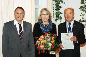 Bürgermeister Lothar Mennig  hat Ernst Blickle (rechts; auf dem Bild mit  Ehefrau Brigitte) die Landesehrennadel überreicht. Foto: Franke Foto: Schwarzwälder-Bote