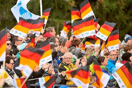 Bei der Siegerpräsentation gehen die Fahnen der deutschen Fans in die Höhe. Foto: Sigwart