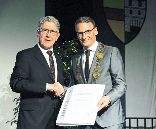 Jetzt Ehrenbürger: Alt-OB Wolfgang G. Müller nahm die Auszeichnung von Neu-OB Markus Ibert in Empfang.  Foto: Baublies