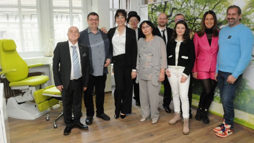 Martina Carvelli (Dritte von links) mit ihrem Team und mit Gästen – darunter Bürgermeister-Stellvertreter Michael Buzzi (Zweiter von links). Foto: Ziechaus